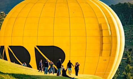 Bright and bold hot air balloons fill Canberra’s sky during the Balloon Spectacular 2025, featuring special shaped balloons like Simba the Lion and Axel the Tiger. #CanberraBalloonSpectacular #HotAirBalloon #visitcanberra #autumn #canberra #bestofcanberra #sujaysphotography #hotairballoon #takeoffhotairballoon