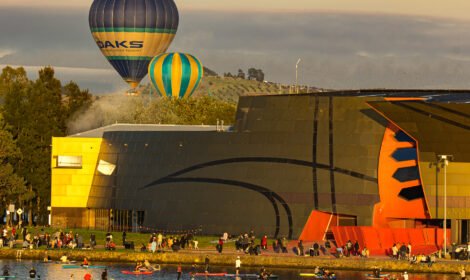 Bright and bold hot air balloons fill Canberra’s sky during the Balloon Spectacular 2025, featuring special shaped balloons like Simba the Lion and Axel the Tiger. #CanberraBalloonSpectacular #HotAirBalloon #visitcanberra #autumn #canberra #bestofcanberra #sujaysphotography #hotairballoon #takeoffhotairballoon