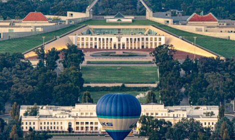 Bright and bold hot air balloons fill Canberra’s sky during the Balloon Spectacular 2025, featuring special shaped balloons like Simba the Lion and Axel the Tiger. #CanberraBalloonSpectacular #HotAirBalloon #visitcanberra #autumn #canberra #bestofcanberra #sujaysphotography #hotairballoon #takeoffhotairballoon