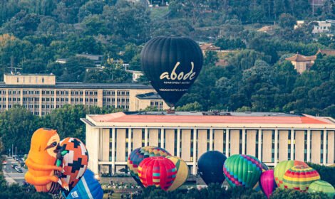 Bright and bold hot air balloons fill Canberra’s sky during the Balloon Spectacular 2025, featuring special shaped balloons like Simba the Lion and Axel the Tiger. #CanberraBalloonSpectacular #HotAirBalloon #visitcanberra #autumn #canberra #bestofcanberra #sujaysphotography #hotairballoon #takeoffhotairballoon